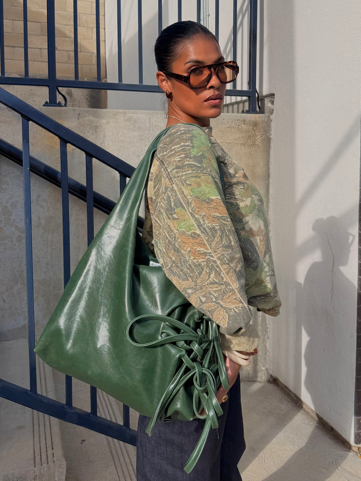 TIE DETAIL TOTE (EVERGREEN)